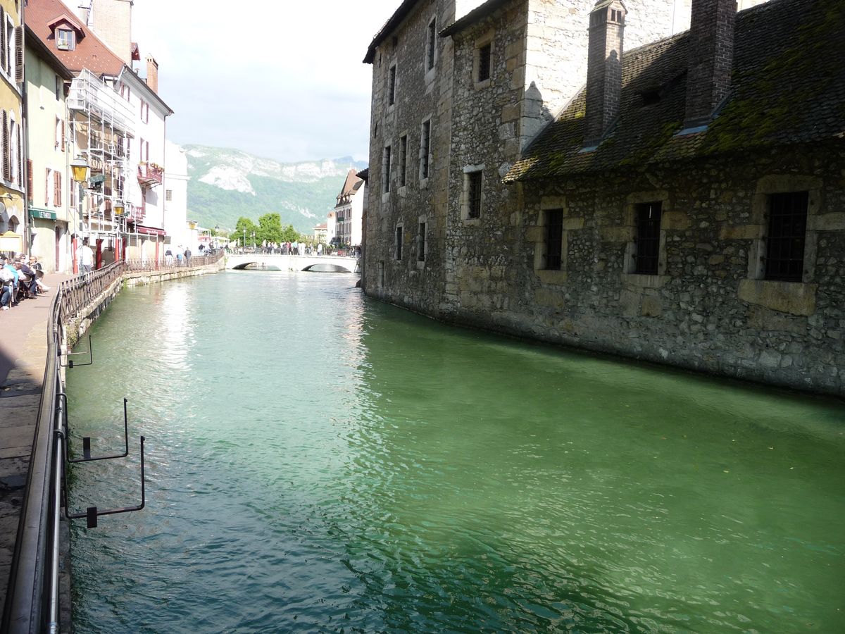 Il canalise le niveau du lac... si trop il évacue et si pas assez il retient. 