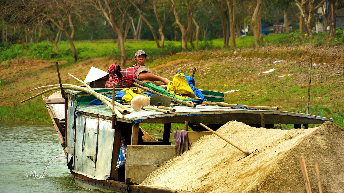 TRANSPORTISTAS VIETNAMITAS POR EL RIO PERFUME