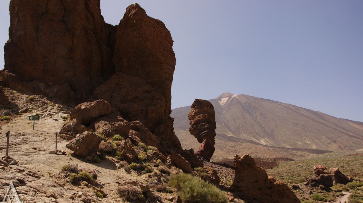 Bei dieser Landschaft handelt es sich um den Finger Gottes und dem Teide auf Teneriffa.Somit ist dieses Bild in meinem Urlaub entstanden. Und ich finde auch von dieser etwas anderen Seite sieht der Finger vielleicht noch besser aus.