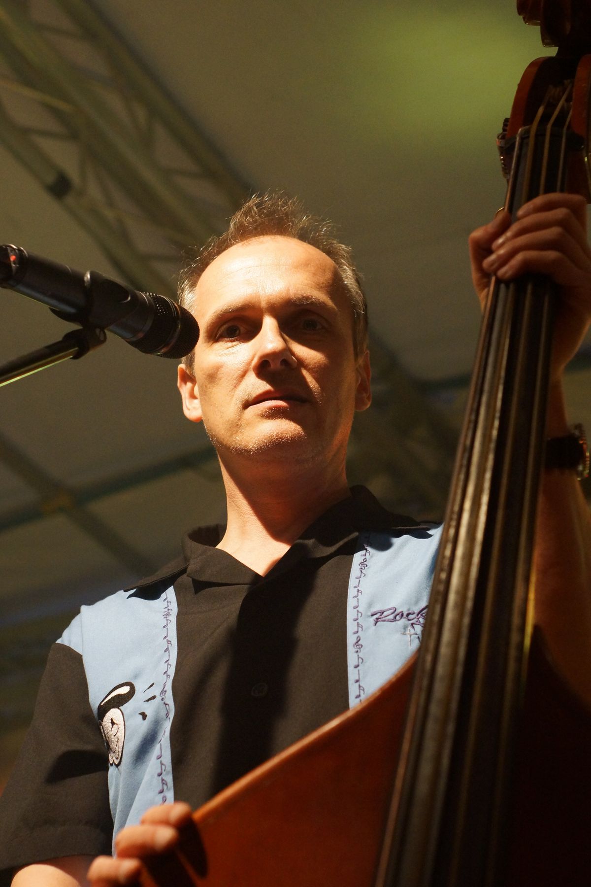 Andreas ist der Kontrabassist der Rock 'n' Roll-Band "The Sinners".