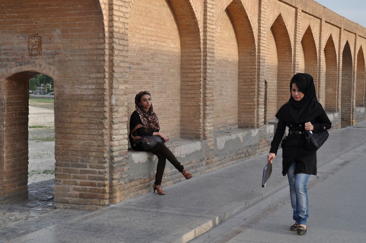 In Iran kun je je als vrouw onderscheiden met mooie schoenen, een bijzondere hoofddoek en spannende make up.