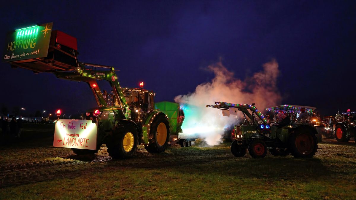 Mit der Aussage: Hoffnung - Ohne Bauern geht es nicht! / Ein frohes Fest wünschen eure Landwirte verlässt der 6th Ackerschlepper den Sammelpunkt in Spelle.